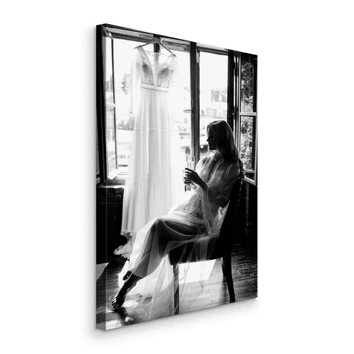 Canvas Vrouw bij raam met hangende trouwjurk