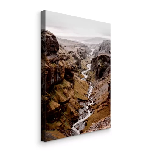 Canvas Een rivier in een rotsachtige bergvallei