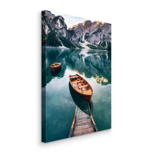 Canvas Houten boten op een meer aan de voet van de bergen