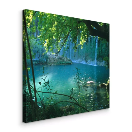 Canvas Een tropische waterval die in turquoise water stort
