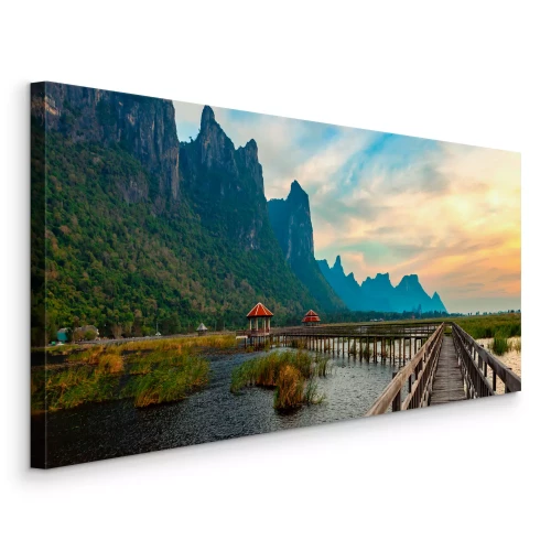 Canvas Panorama van bergen en wetlands met een pier