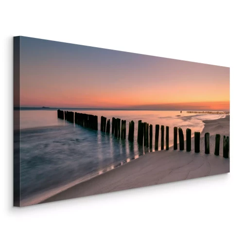 Canvas Houten palen op een zandstrand