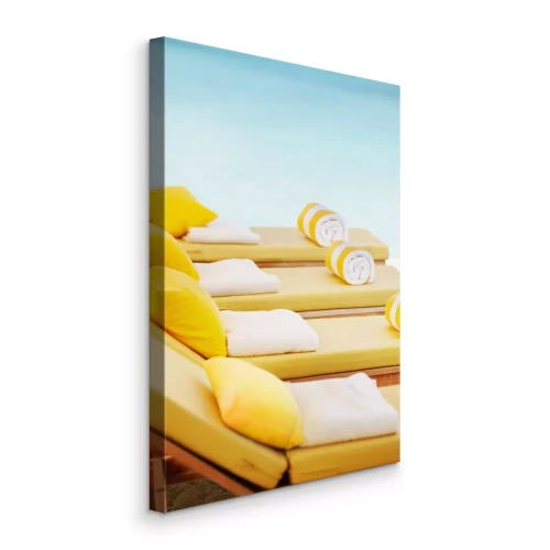 Canvas Gele ligstoelen op het strand met uitzicht op de zee