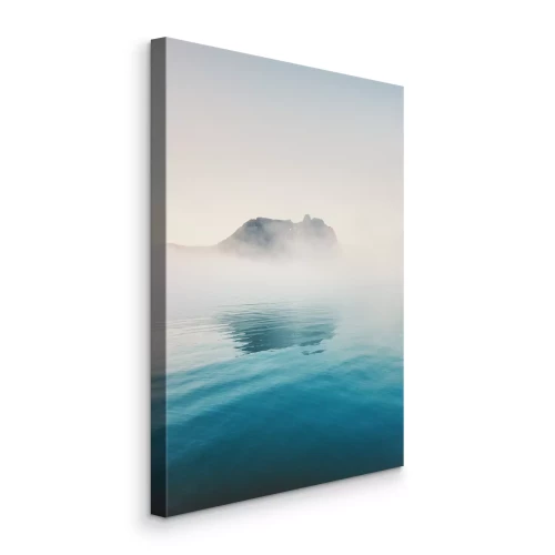 Canvas Een mistig landschap met een meer en een rotsachtige berg