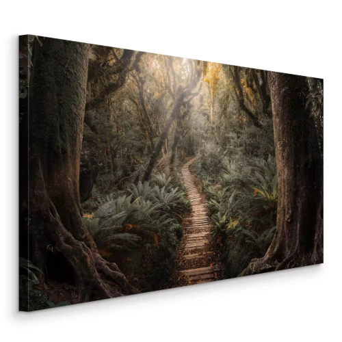 Canvas Een pad van houten planken in een dicht bos