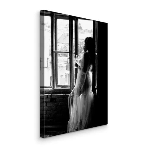 Canvas Een vrouw in een jurk bij een raam in zwart-wit