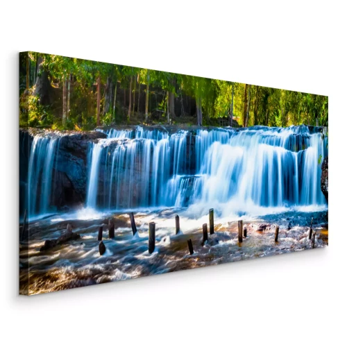 Canvas Brede blauwe waterval in een dicht bos