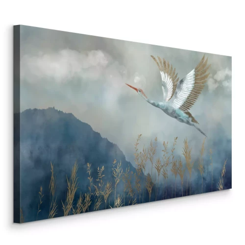 Canvas Een vliegende kraanvogel tegen een grijze lucht en bergen