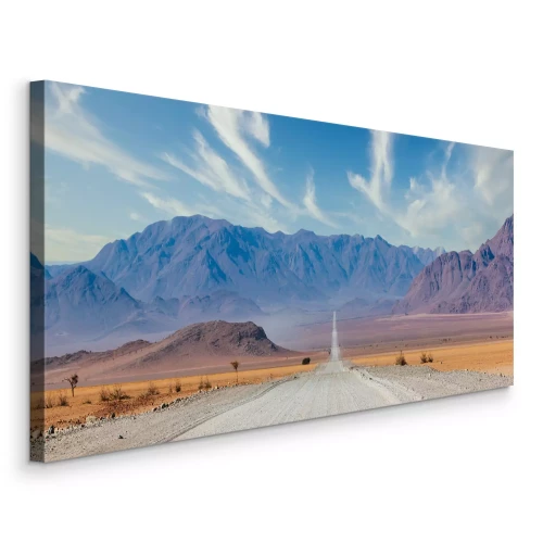 Canvas Een rechte weg richting de bergen in een woestijnvallei