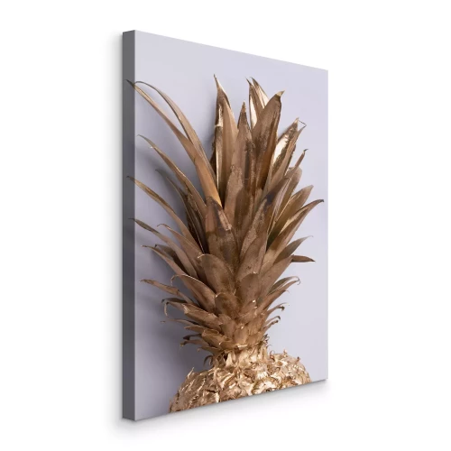 Canvas De bovenkant van een gouden ananas op een lichte achtergrond