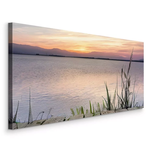 Canvas Een houten steiger en riet boven een kalm meer