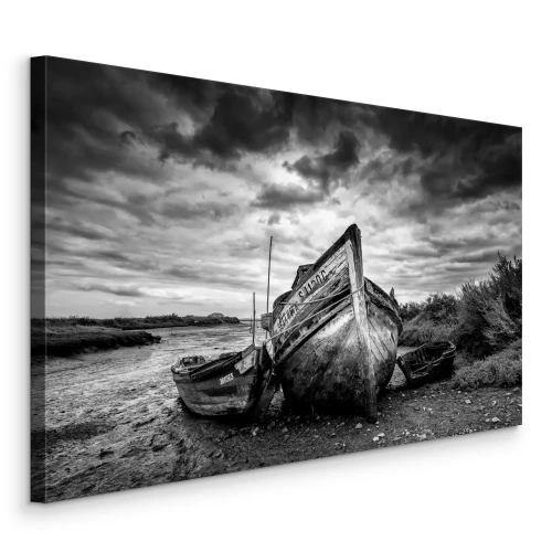 Canvas Oude houten boten onder een stormachtige lucht
