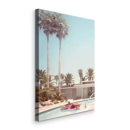 Canvas Vrouw in zwembad naast modern huis in Californische stijl