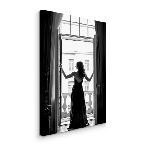 Canvas Een vrouw in een lange jurk bij het balkonraam