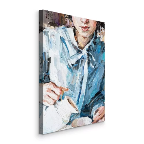 Canvas Een vrouwenhand giet zwarte koffie in een kopje