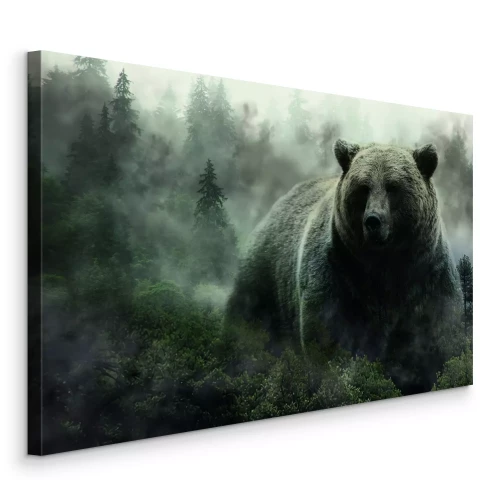 Canvas Volwassen beer in een mysterieuze, mistige bosomgeving