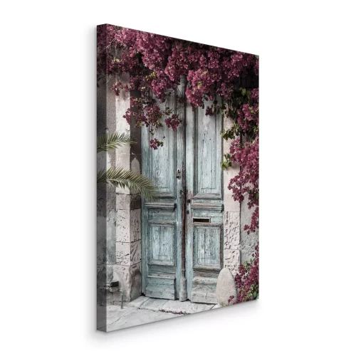 Canvas Houten deur verborgen in een paarse plantenkroon