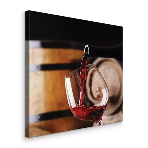 Canvas Wijn in een glas met een rustieke achtergrond van vaten