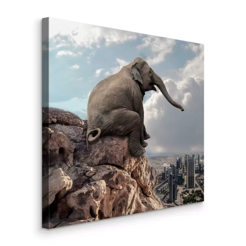 Canvas Een peinzende olifant op een steen met een stadsgezicht