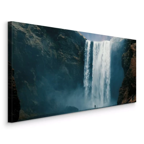 Canvas Een grote waterval die van de rotsen valt