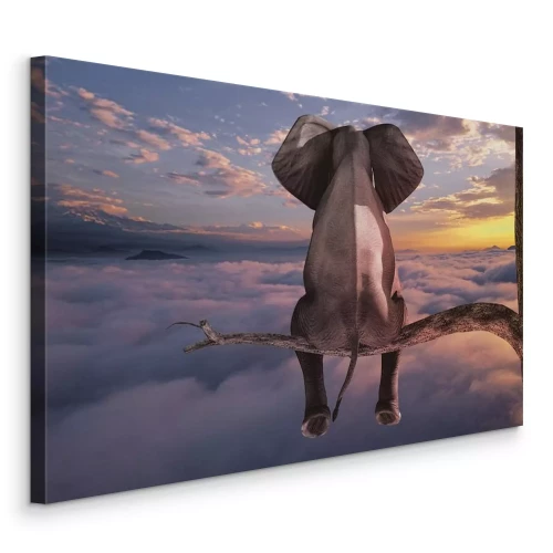 Canvas Mysterieuze olifant op een tak omringd door wolken