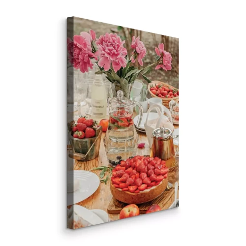 Canvas Vers aardbeienontbijt in een tuinomgeving