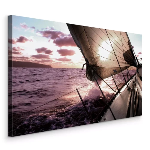 Canvas Een boot met een zeil in het licht van de ondergaande zon