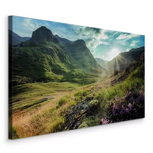 Canvas De stralen van de ochtendzon verlichten het berglandschap