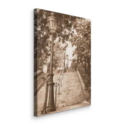 Canvas Stenen trappen verlicht door lantaarns tussen het groen