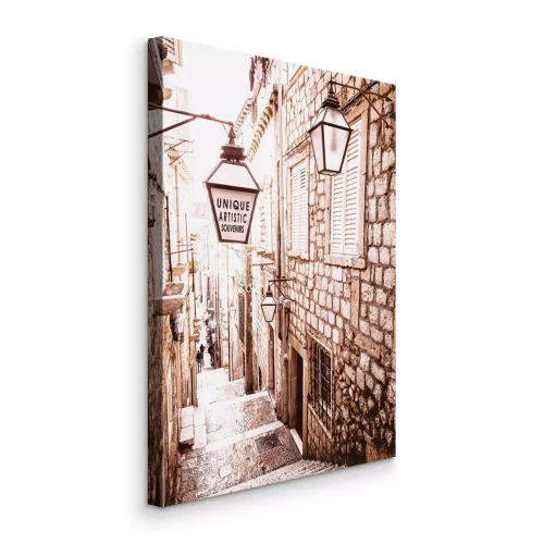 Canvas Een smalle doorgang tussen de stenen gevels