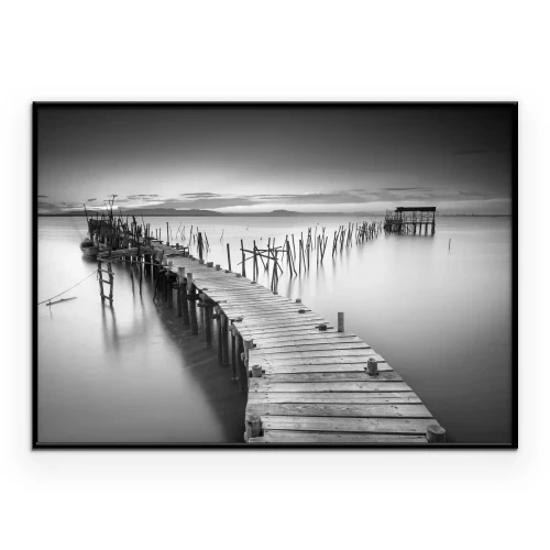 Poster Een steiger aan het water in zwart-wit