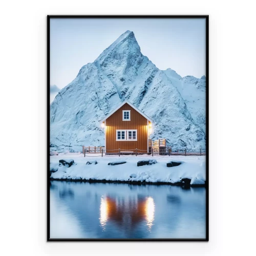 Poster Winterlandschap van een huis boven de berg