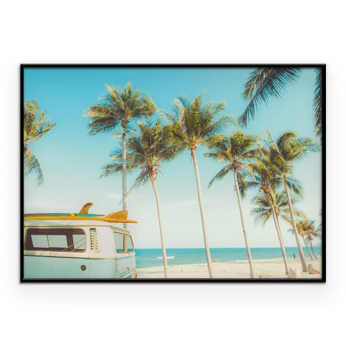 Poster Een camper met surfplank en palmbomen tegen de zee