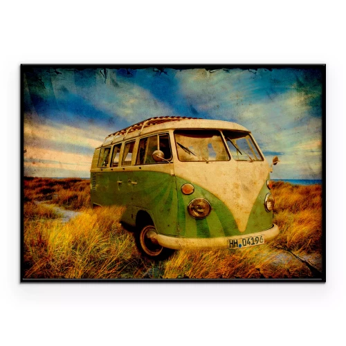 Poster Een retro-auto tussen droog gras