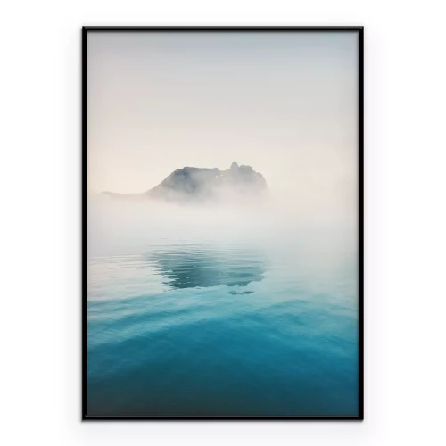 Poster Een minimalistisch landschap van een meer in de mist