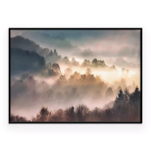 Poster Bomen van een berglandschap in de mist