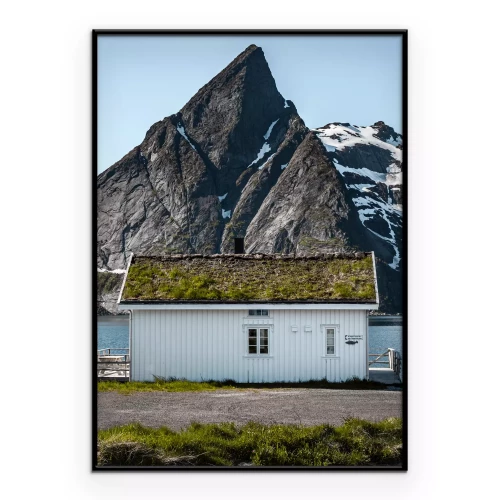 Poster Een wit huis met bergen op de achtergrond