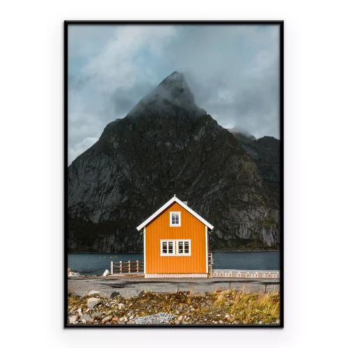 Poster Een oranje huis tussen de bergen en de oceaan