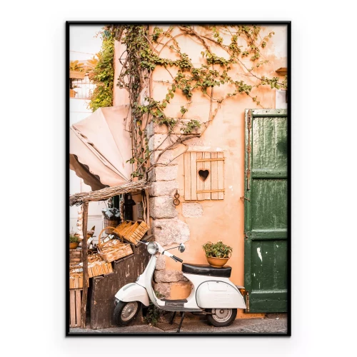 Poster Een witte scooter met op de achtergrond een gebouw met wijnranken