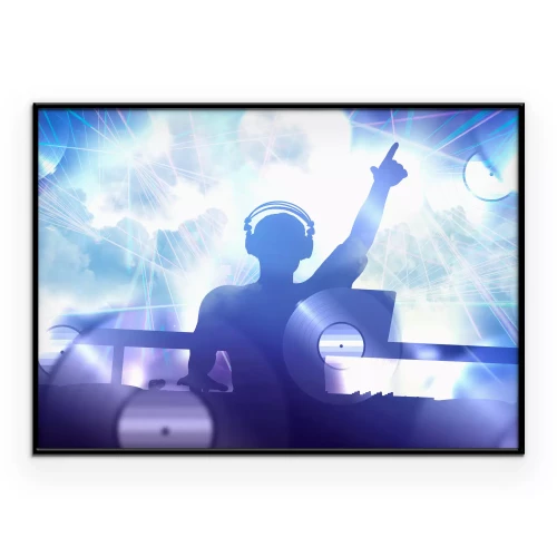 Poster DJ achter de console in felle lichten