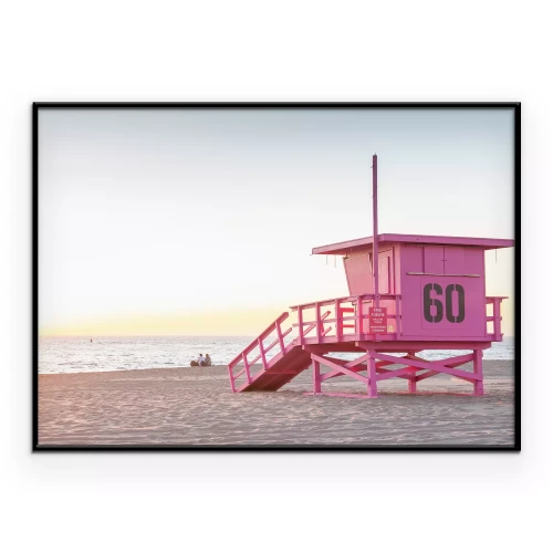 Poster Een minimalistisch strand met een roze reddingstoren.