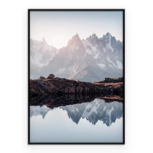 Poster Hoge, met sneeuw bedekte bergen in het ochtendlicht