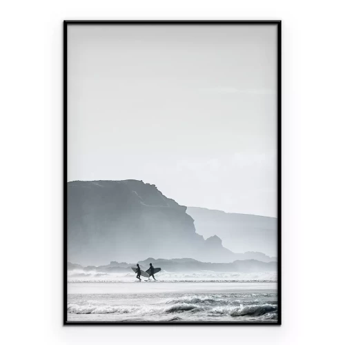Poster Surfers met boards op een strand met een klif