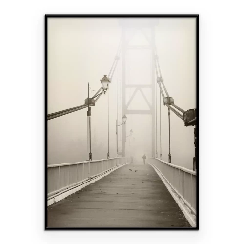 Poster Een minimalistische foto van een brug in de mist.
