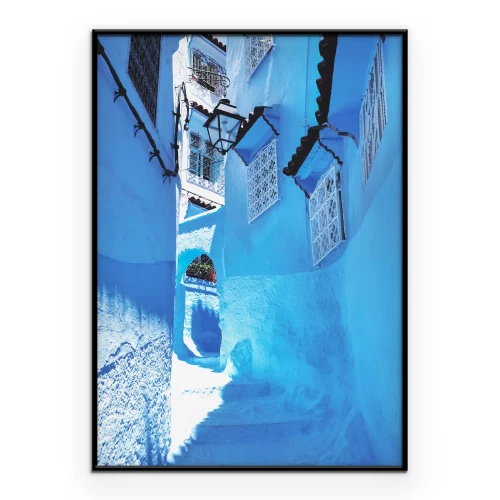 Poster Een smalle blauwe straat met ramen