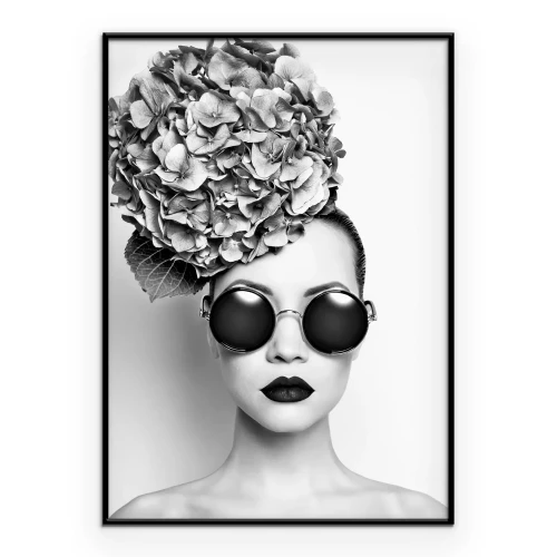 Poster Schwarz-weißes Porträt einer Frau mit Hortensienblüten