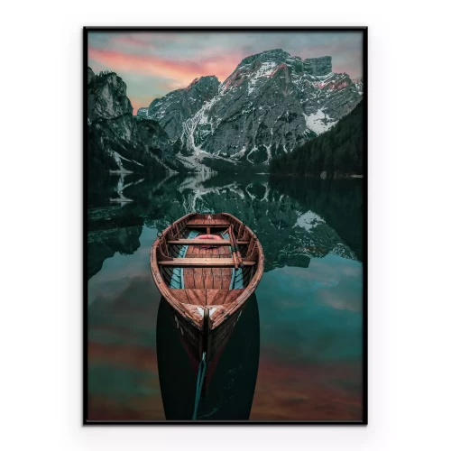 Poster Holzboot auf einem See mit Berglandschaft im Hintergrund