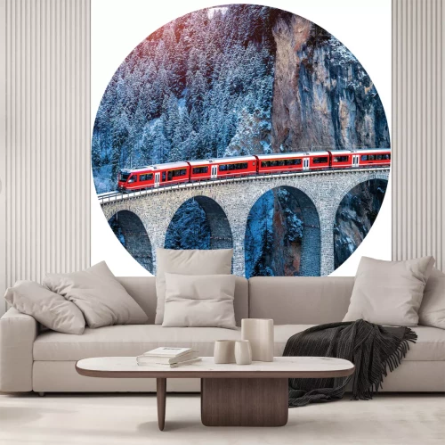 Sticker Een trein die over een viaduct door de Alpen rijdt.