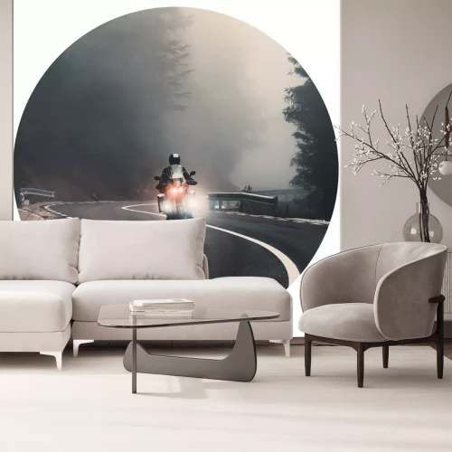 Sticker Een motorrijder op een weg met een mistig landschap op de achtergrond.