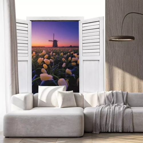 Sticker Uitzicht op een Nederlands tulpenveld en een windmolen bij zonsondergang.